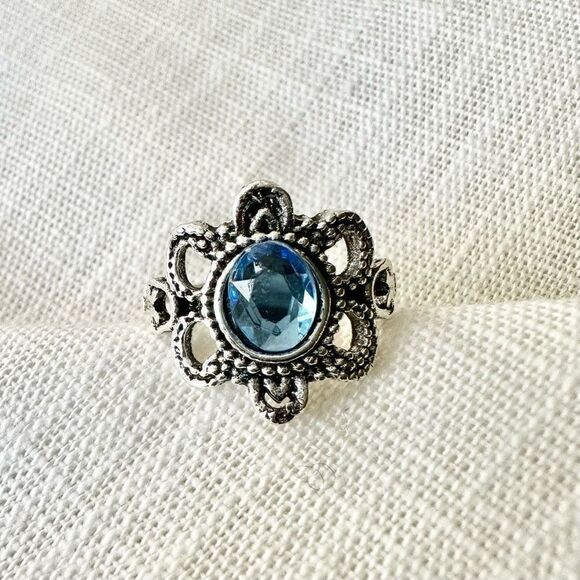 No Brand Jewelry - Light blue flower rhinestone ring - size 8